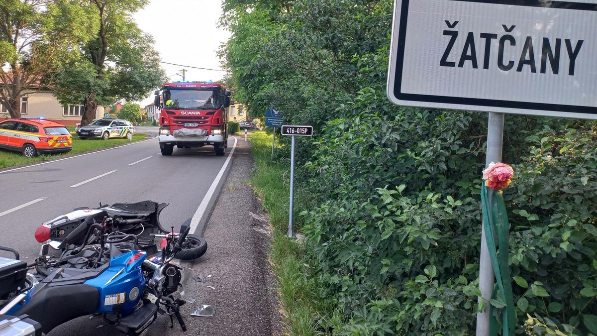 Na Brněnsku zemřela po srážce dvou aut žena. O kousek dál se srazily dvě motorky