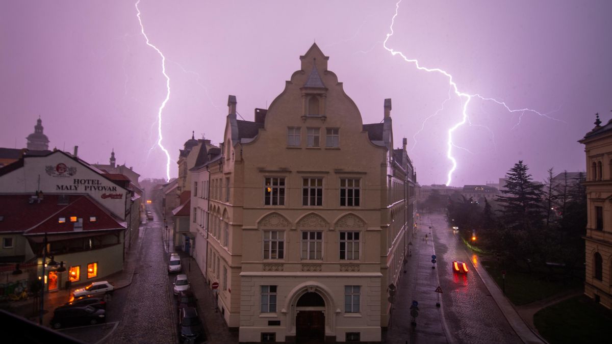 Bouřky a silné krupobití zastavily vlaky, evakuovaly se dětské tábory