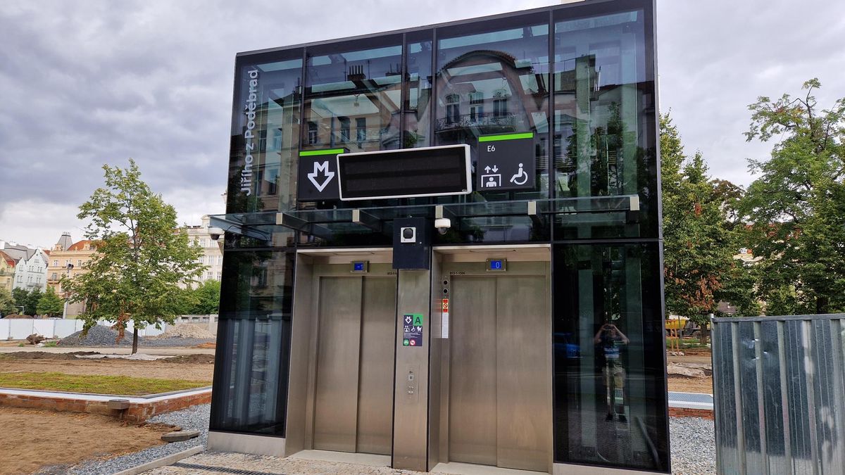 Stanice metra Jiřího z Poděbrad má nové výtahy, přišly na půl miliardy
