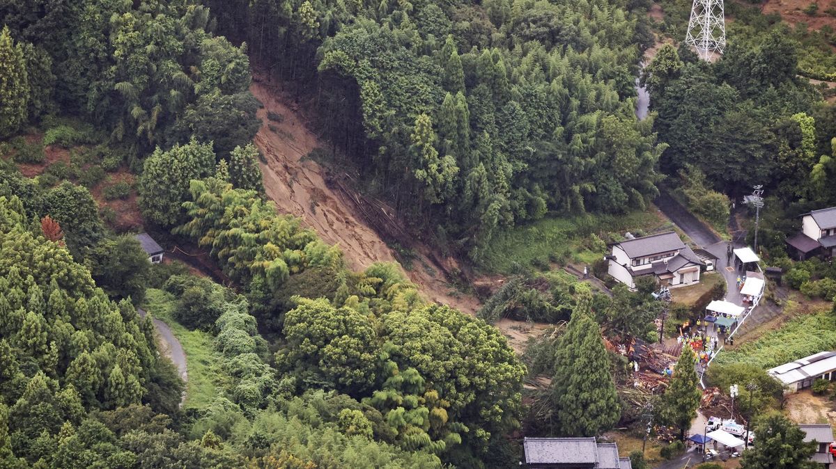 Čtyři lidé se pohřešují po sesuvu půdy v Japonsku