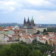 Z klášterní zahrady se otevírá výhled na Pražský hrad.