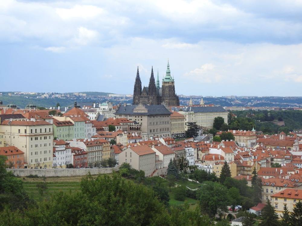 Z klášterní zahrady se otevírá výhled na Pražský hrad.