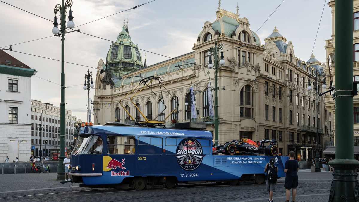 Tramvaj s formulí na korbě budí v Praze nevídaný rozruch