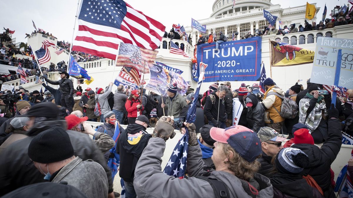 Za útoky při vpádu do Kapitolu dostal Trumpův přívrženec 20 let vězení