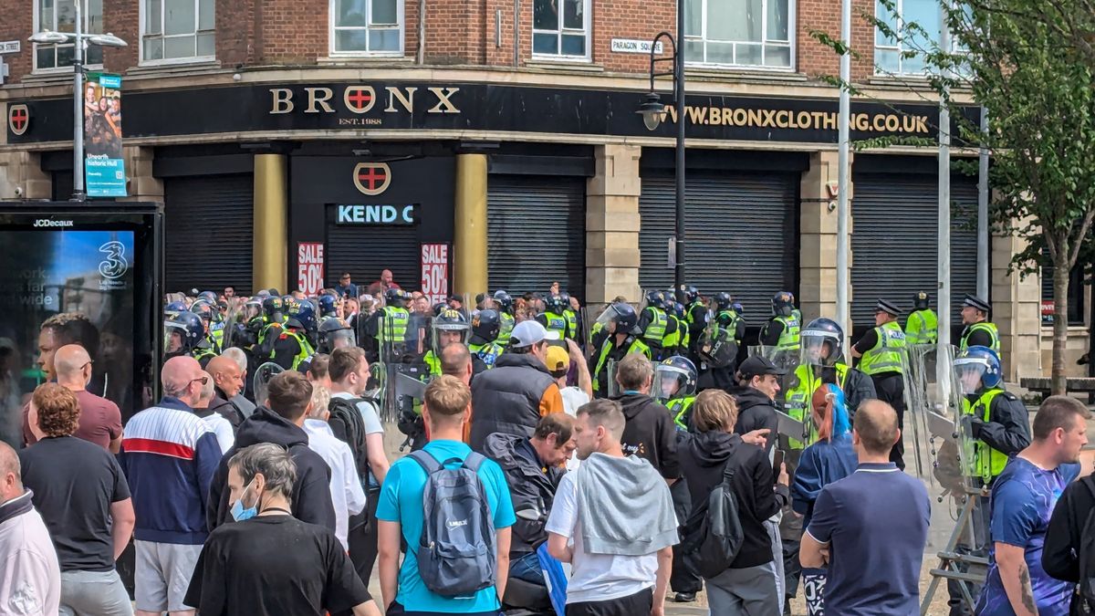 V Británii bylo zadrženo přes 80 lidí kvůli násilnostem při demonstracích