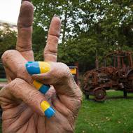 V parku před ruskou ambasádu se momentálně nachází výstava zničených vozů a strojů dovezených z Ukrajiny. Dominuje zde také tato socha ukazující symbol V.