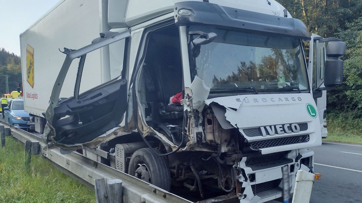 U Karlových Varů se čelně střetlo nákladní a osobní auto. Jeden těžce zraněný