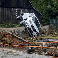 Převrácené auto v Bělé pod Pradědem