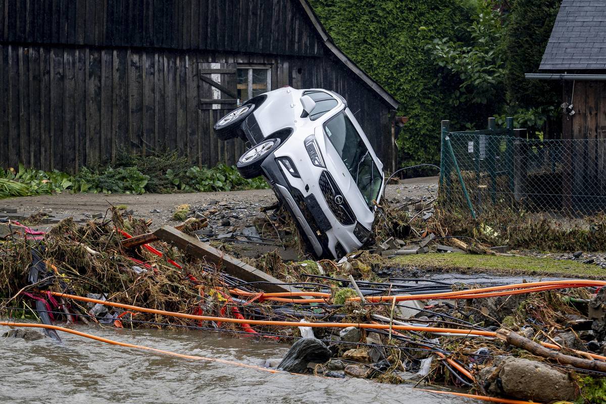 Převrácené auto v Bělé pod Pradědem