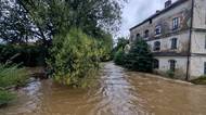 Ještě o metr a bude to kritické. Novohradka na Chrudimsku nepřestává hrozit