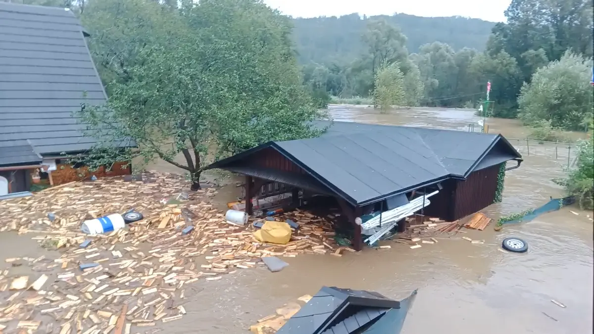Řeka Opava si vybrala jiné koryto a teče muži přes zahradu. Před domem mu strhla most - Novinky