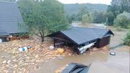 Řeka Opava si vybrala jiné koryto a teče muži přes zahradu. Před domem mu strhla most