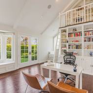 V pracovně zaujme vestavěná knihovna.