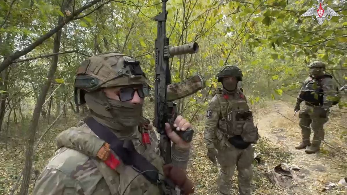 Žárlivý ruský voják ve Volgogradské oblasti utekl od jednotky s kalašnikovem v ruce, postřelil dva lidi