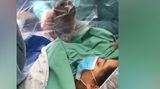 Zdravá žena porodila císařským řezem, dítě jí na sále ukázali jen přes igelit