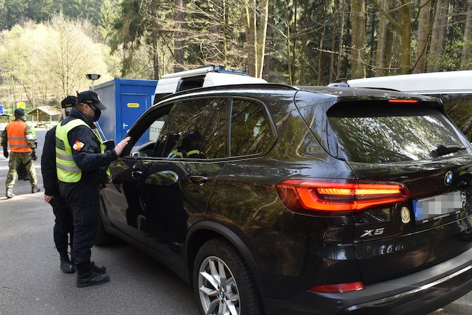 Řidička v BMW chce do Německa na nákup. Policisté jí musí pustit, ale nelíbí se jim to.