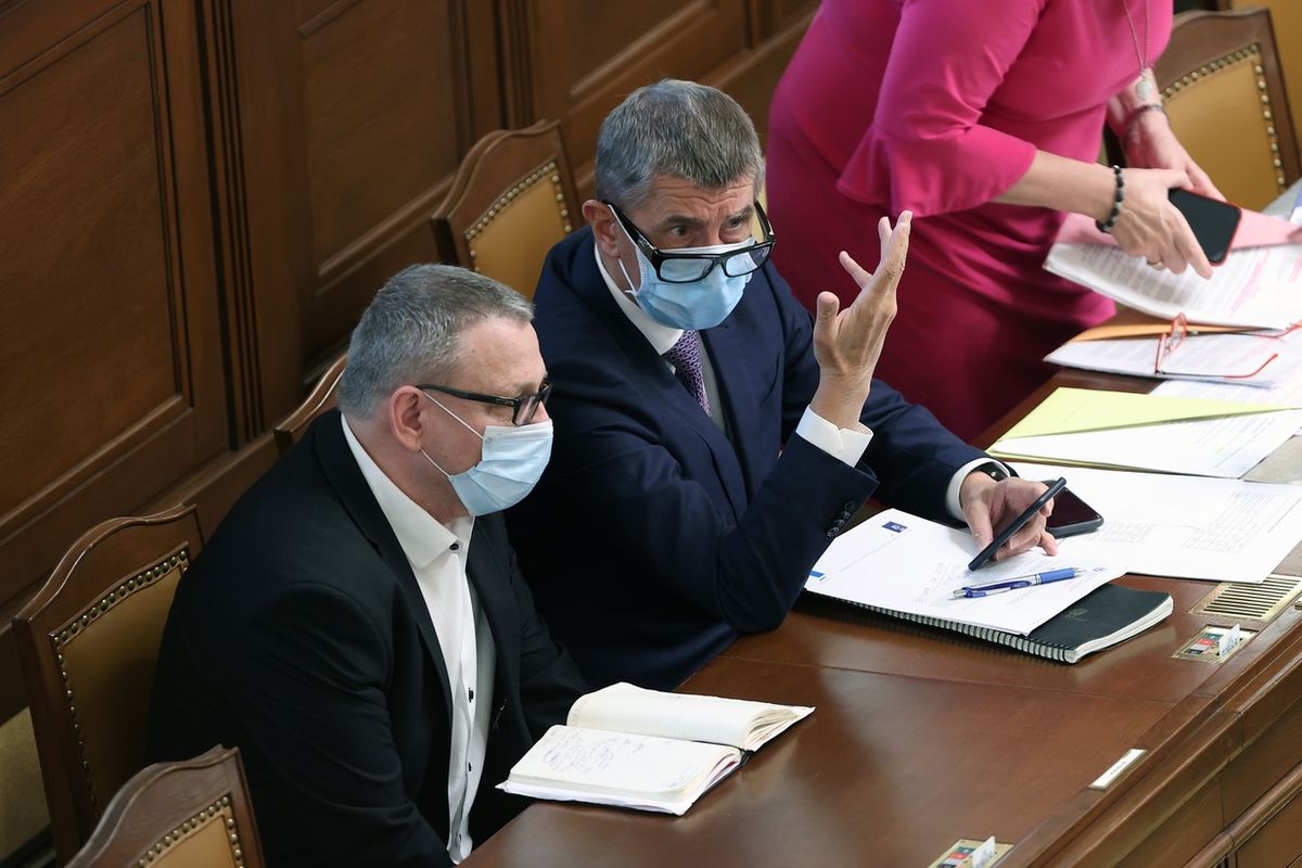 Premier Andrej Babiš a ministr kultury Lubomír Zaorálek na úterním jednání Sněmovny