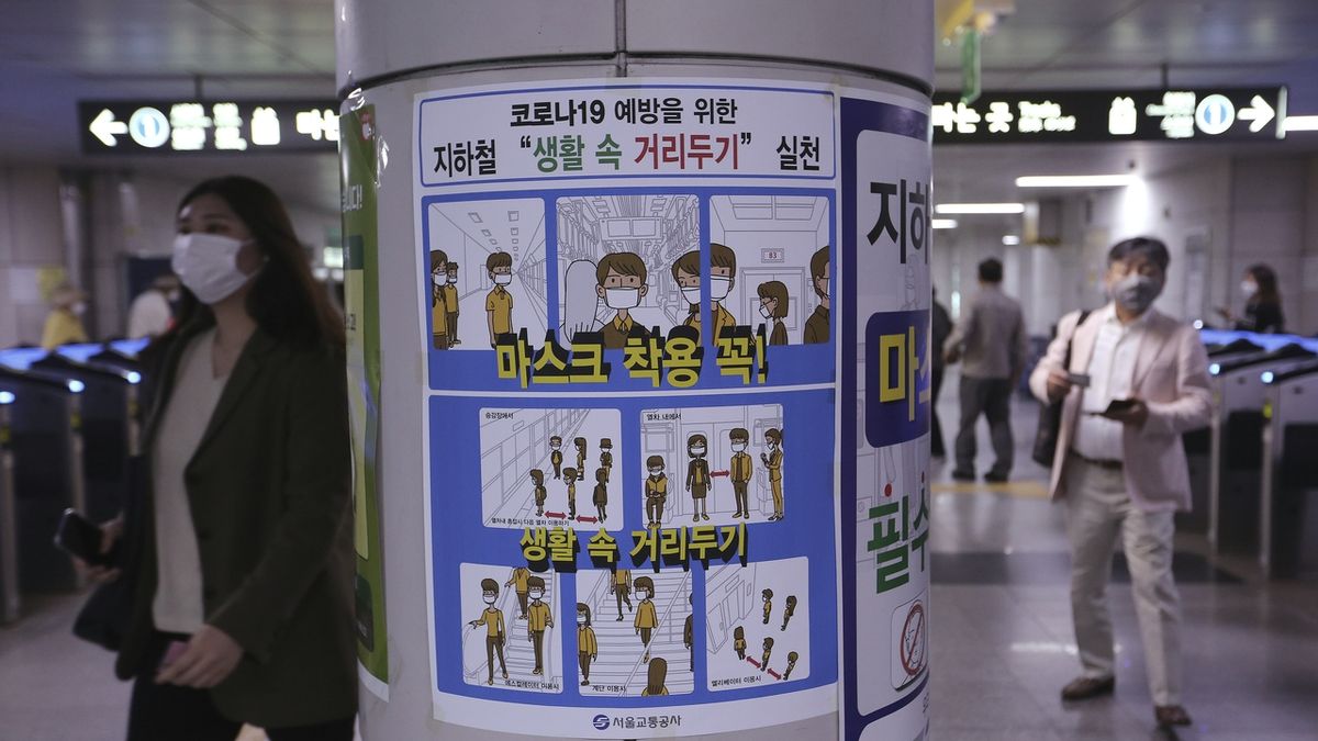 Doporučení proti šíření koronaviru ve vstupu do metra v Soulu