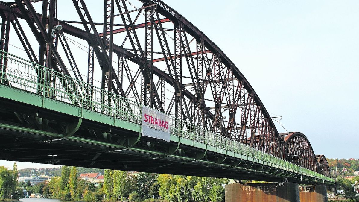 Kvůli špatnému stavu mostu na Výtoni po něm bude jezdit výrazně méně vlaků