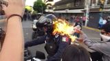 Na akci proti násilí zapálil demonstrant policistu