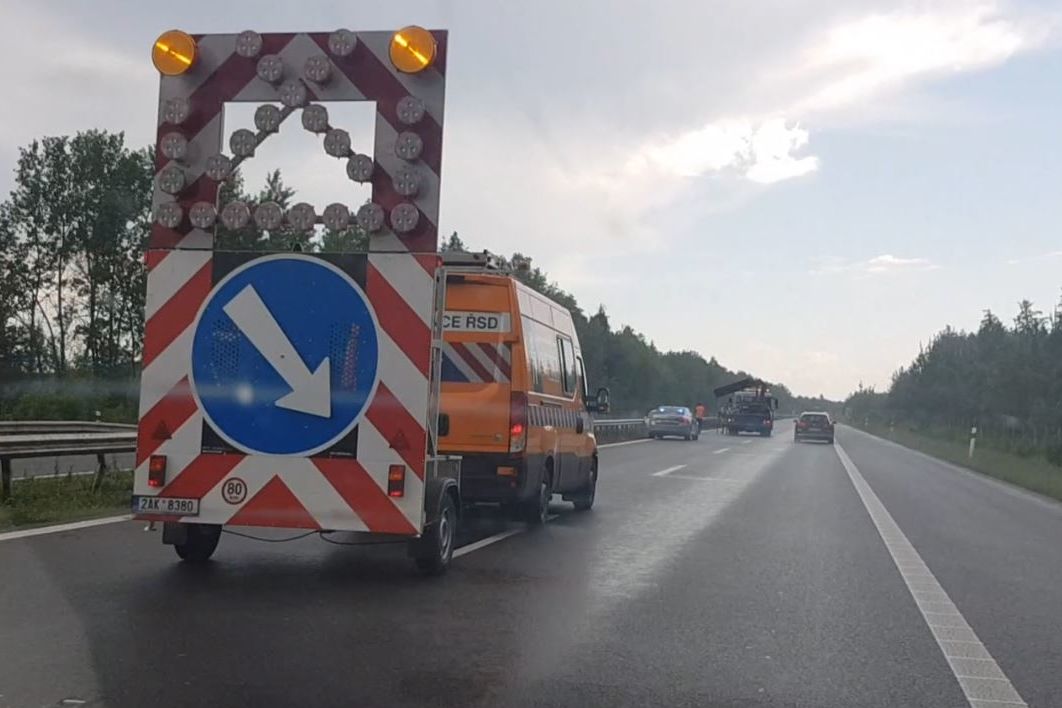 Naštěstí bez vážných následků se obešla sobotní dopravní nehoda na 46. kilometru dálnice D5 u Rokycan.