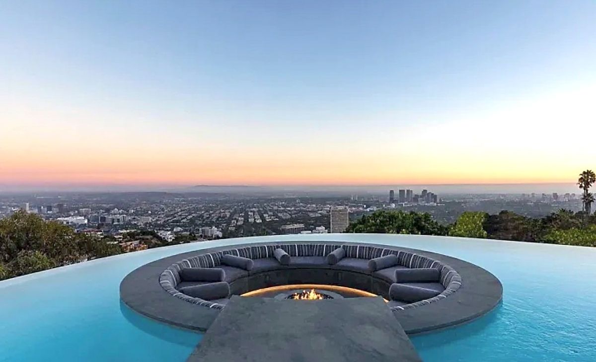 Z posezení uprostřed bazénu se nabízí úchvatný výhled na Los Angeles.