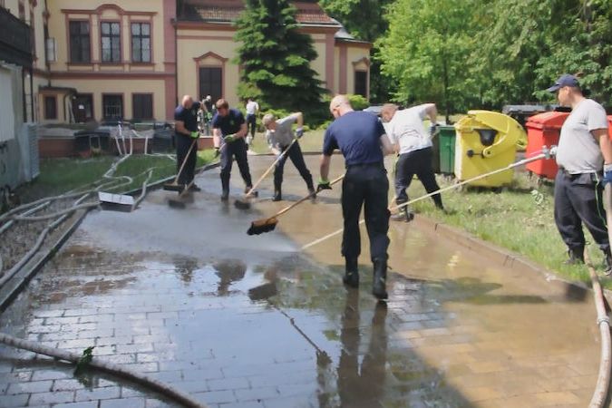BEZ KOMENTÁŘE: V Heřmanově Městci odklízejí škody po povodni