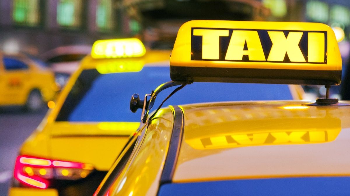 Opilý stopadesátikilový muž se v Jablonci zasekl v taxíku. Vytáhlo ho až několik chlapů