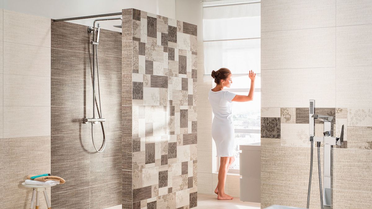 Optické propojení koupelny s navazujícím sprchovým koutem je díky identickému designu použité dlažby série Next stylově jednoduché a přitom elegantní řešení.