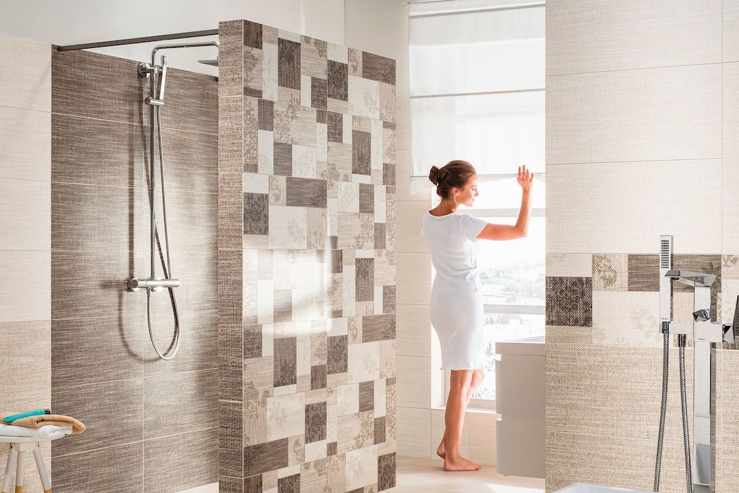 Optické propojení koupelny s navazujícím sprchovým koutem je díky identickému designu použité dlažby série Next stylově jednoduché a přitom elegantní řešení.