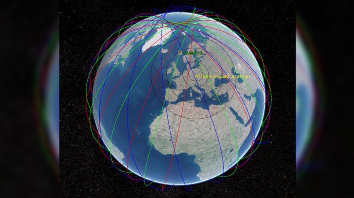 Animace dráhy satelitů VZLUSAT-1 nad komunikační stanicí v Plzni.
