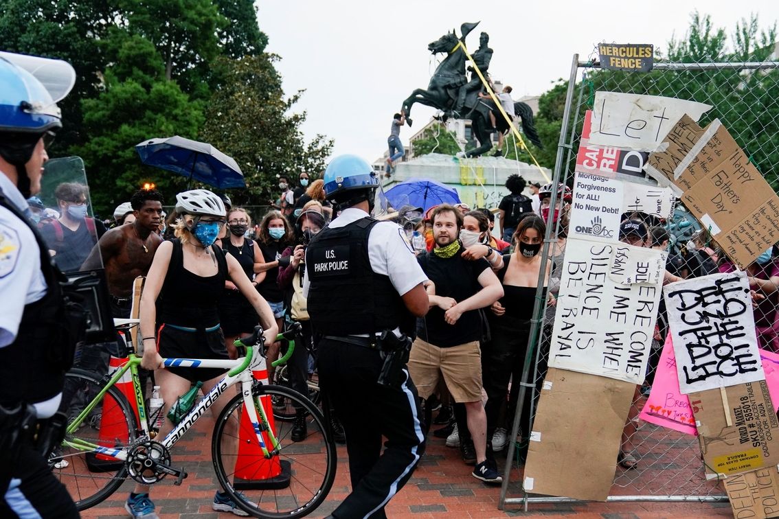 Policisté zasahovali proti demonstrantům, kteří se pokoušeli strhnout sochu Andrewa Jacksona.