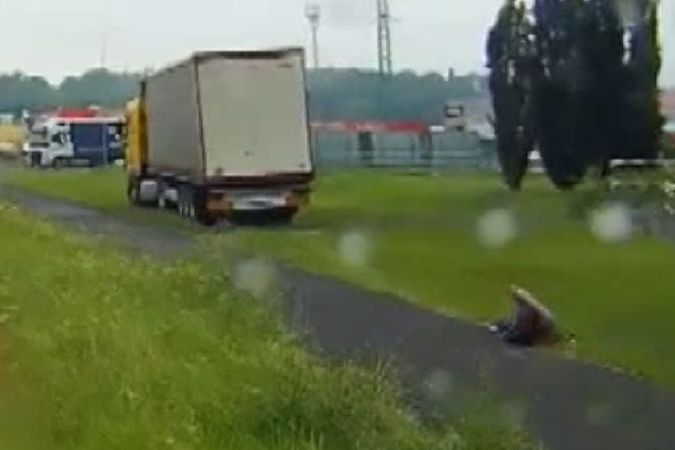 Kamion sjel ze silnice a srazil chodkyni