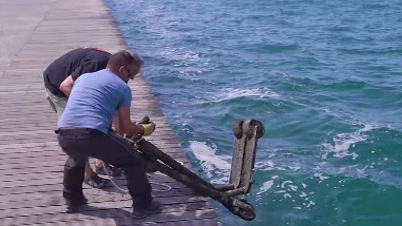 V Soluni vylovili potápěči horu e-koloběžek zaparkovaných do moře