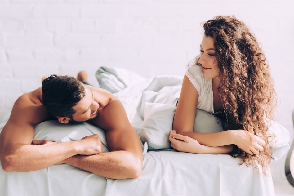 Intimní konverzace v posteli vztahům prospívá.