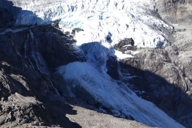 BEZ KOMENTÁŘE: Ve Švýcarsku se utrhl kus ledovce