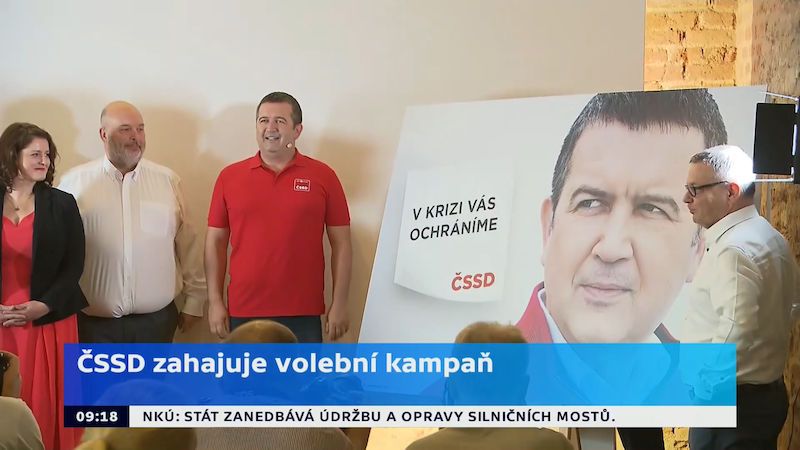 ČSSD zahájila kampaň, sází na červený svetr. Hamáček ukázal billboard a ztuhl mu úsměv