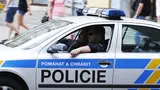 Pražský policista bez roušky zfackoval muže na zastávce, Hamáček se omlouvá