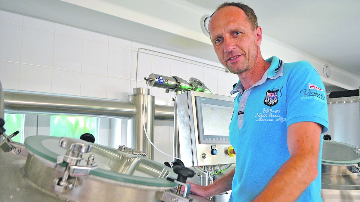 Jednatel pivovaru Loutkář Tomáš Soukenka kontroluje první várku piva.