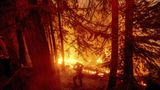 Požáry v Kalifornii nabírají na síle, teploty dosahují 45 stupňů