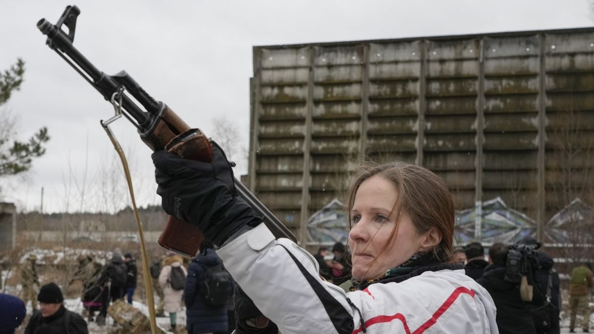 Ukrajinská domobrana s dřevěnými samopaly nacvičuje proti ruské invazi
