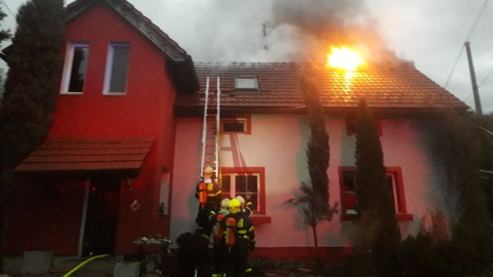 Při požáru domu v Ostravě se popálil muž