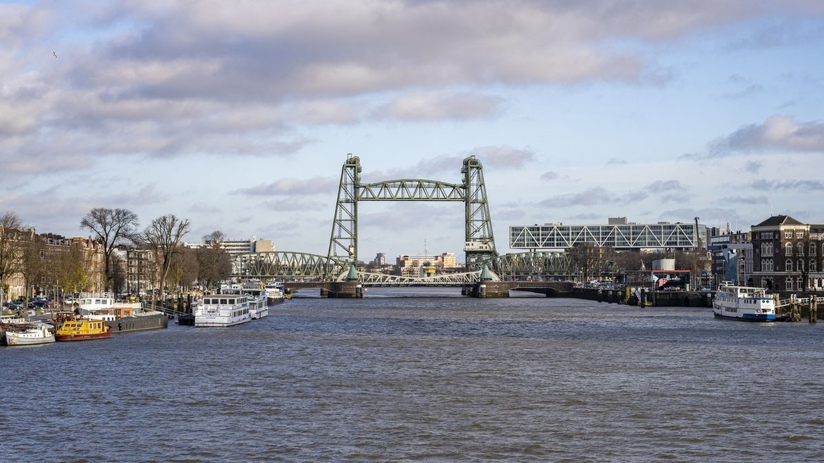 Kvůli Bezosově jachtě se musí v Rotterdamu rozebrat historický most