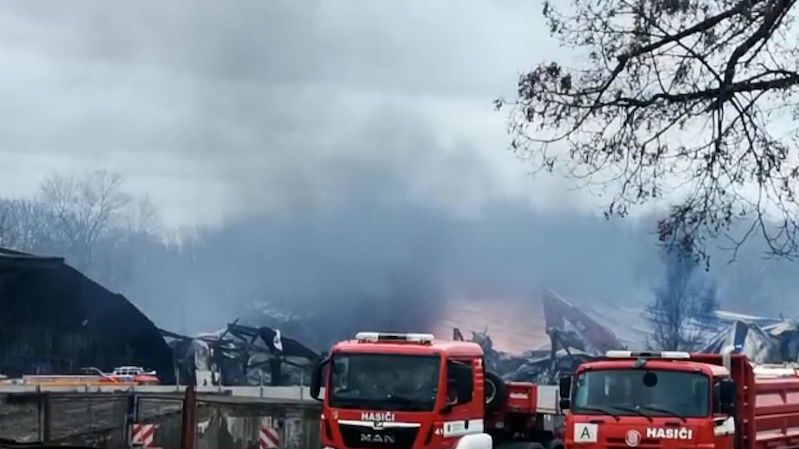Ráno v Boleslavi odhalilo spoušť po obřím požáru: škoda za miliardu, vítr ztěžuje vyšetřování