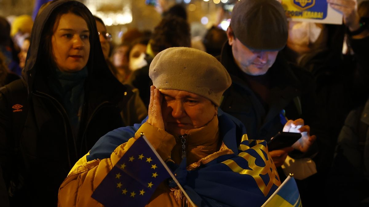 Lidé v úterý večer na Václavském náměstí vyjádřili solidaritu s Ukrajinou a jejími občany.