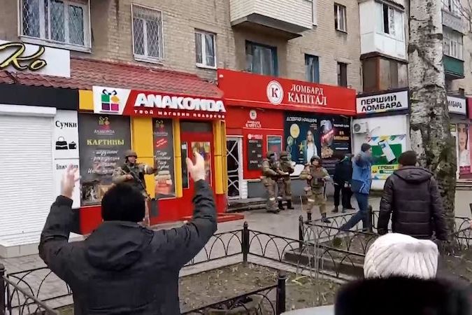 Běžte domů, hanba, sláva Ukrajině skandoval dav v Melitopolu na ruské vojáky