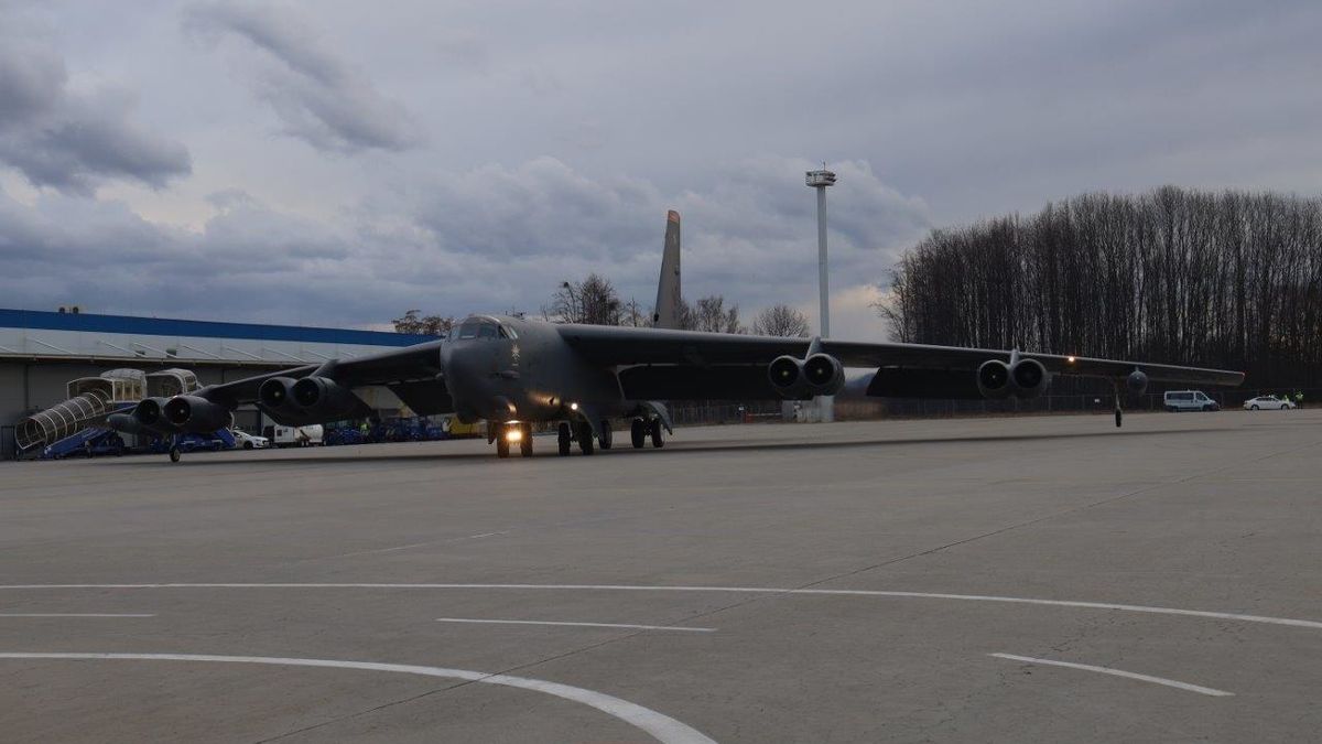 V Mošnově přistál americký bombardér B-52