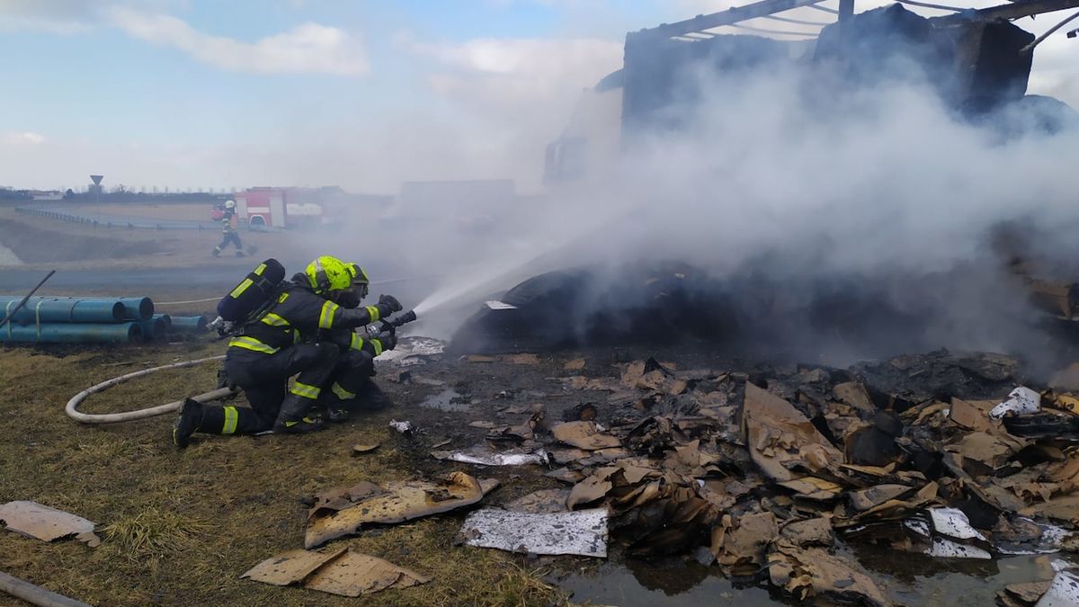 Na autě na Kroměřížsku hořel náklad kartonu