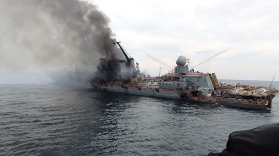 První záběry hořícího křižníku Moskva před jeho potopením