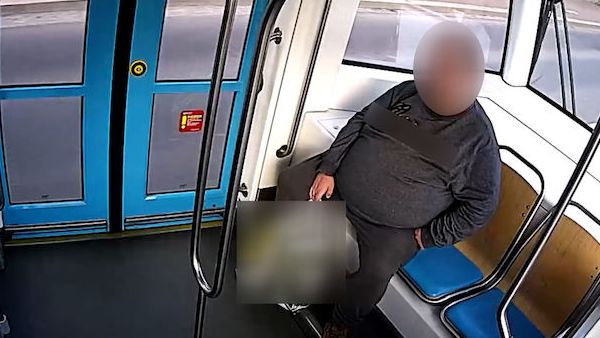 Muž si v ostravské tramvaji vyhlédl 18letou dívku. Když vystoupila, osahával ji
